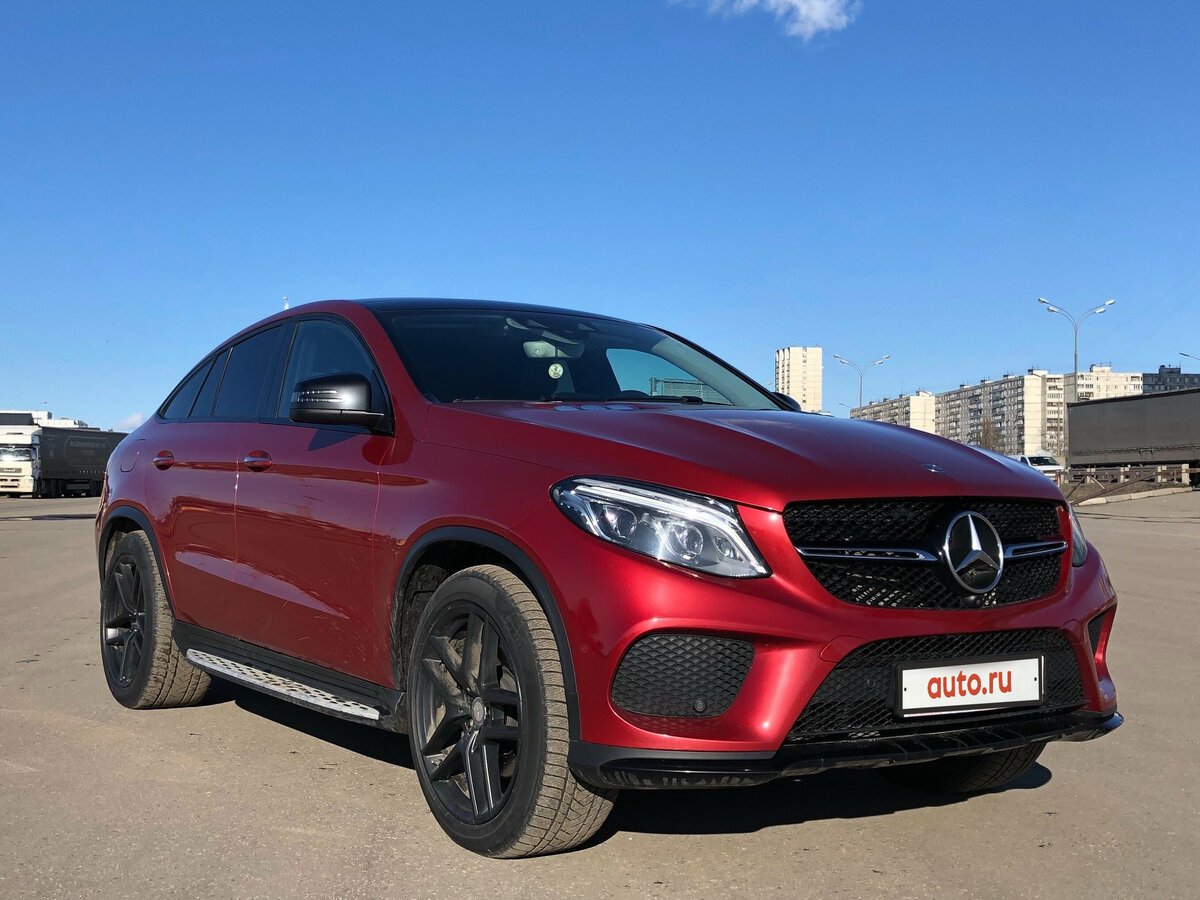 Красный Мерседес кроссовер v8