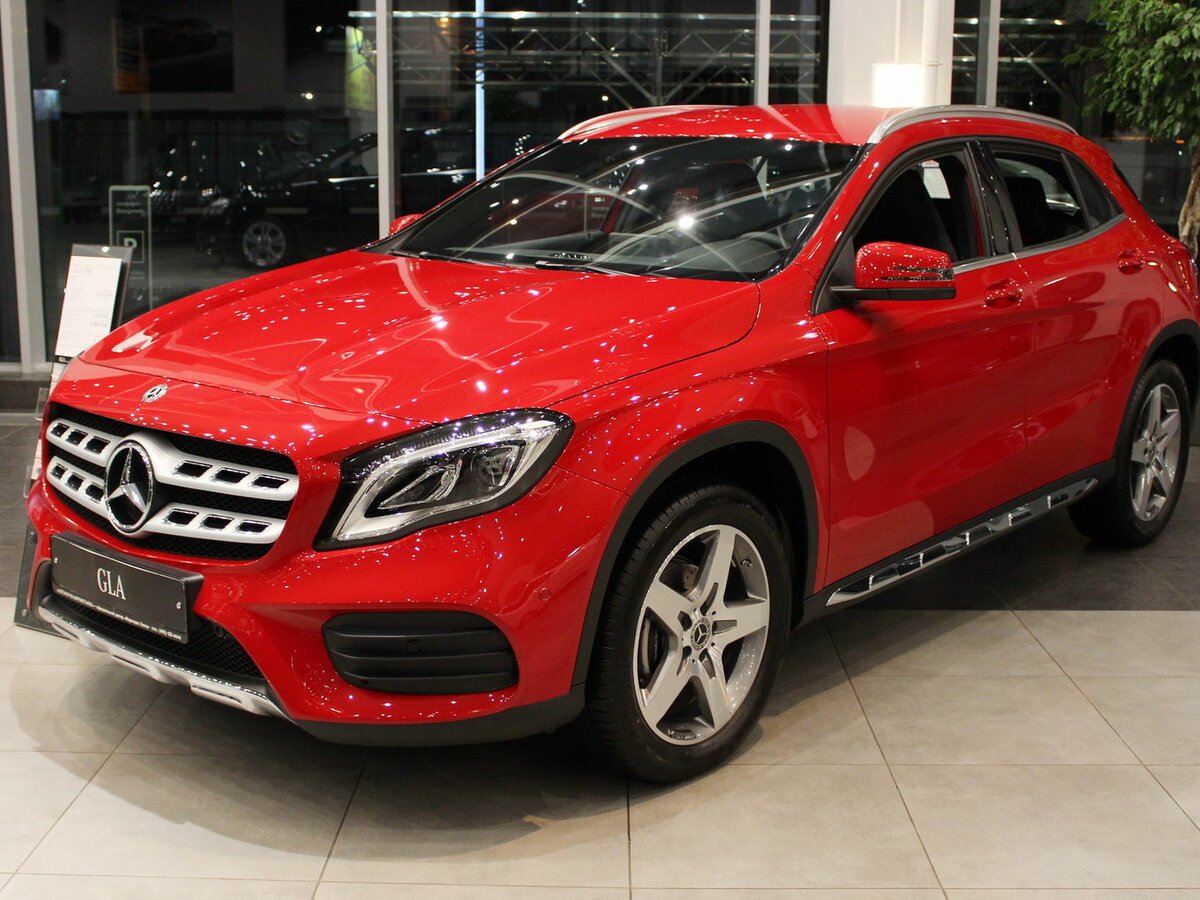 Mercedes-Benz GLA 200 красный