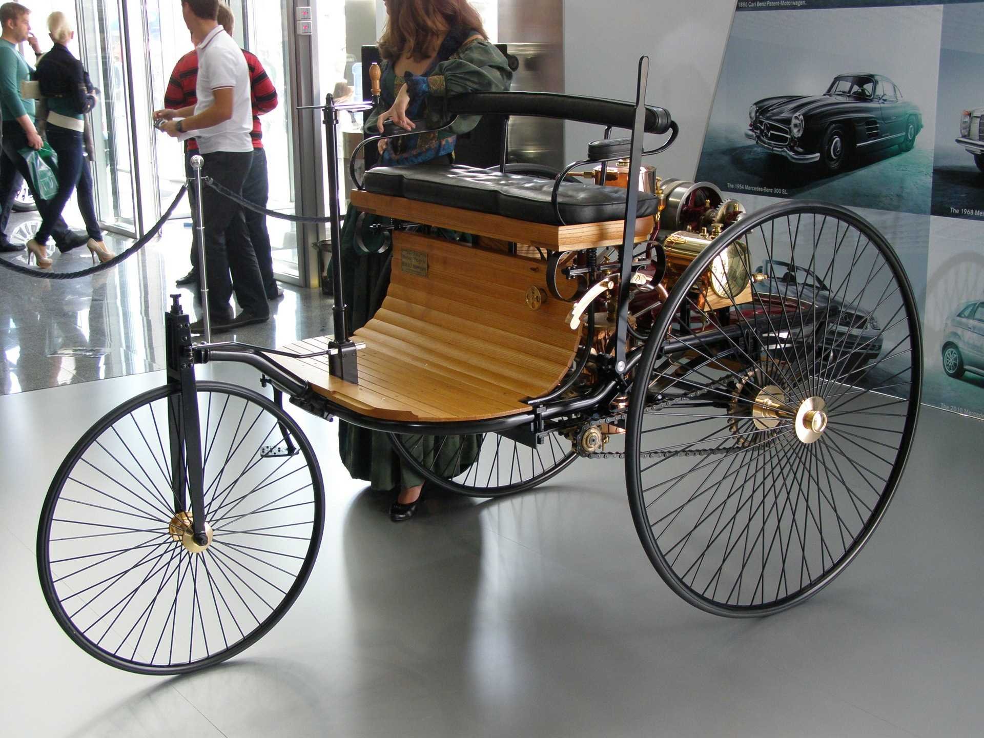Про первый автомобиль. Первый Мерседес Бенц 1886. Benz Patent-Motorwagen 1886 двигатель. Benz Patent-Motorwagen 1886 года.