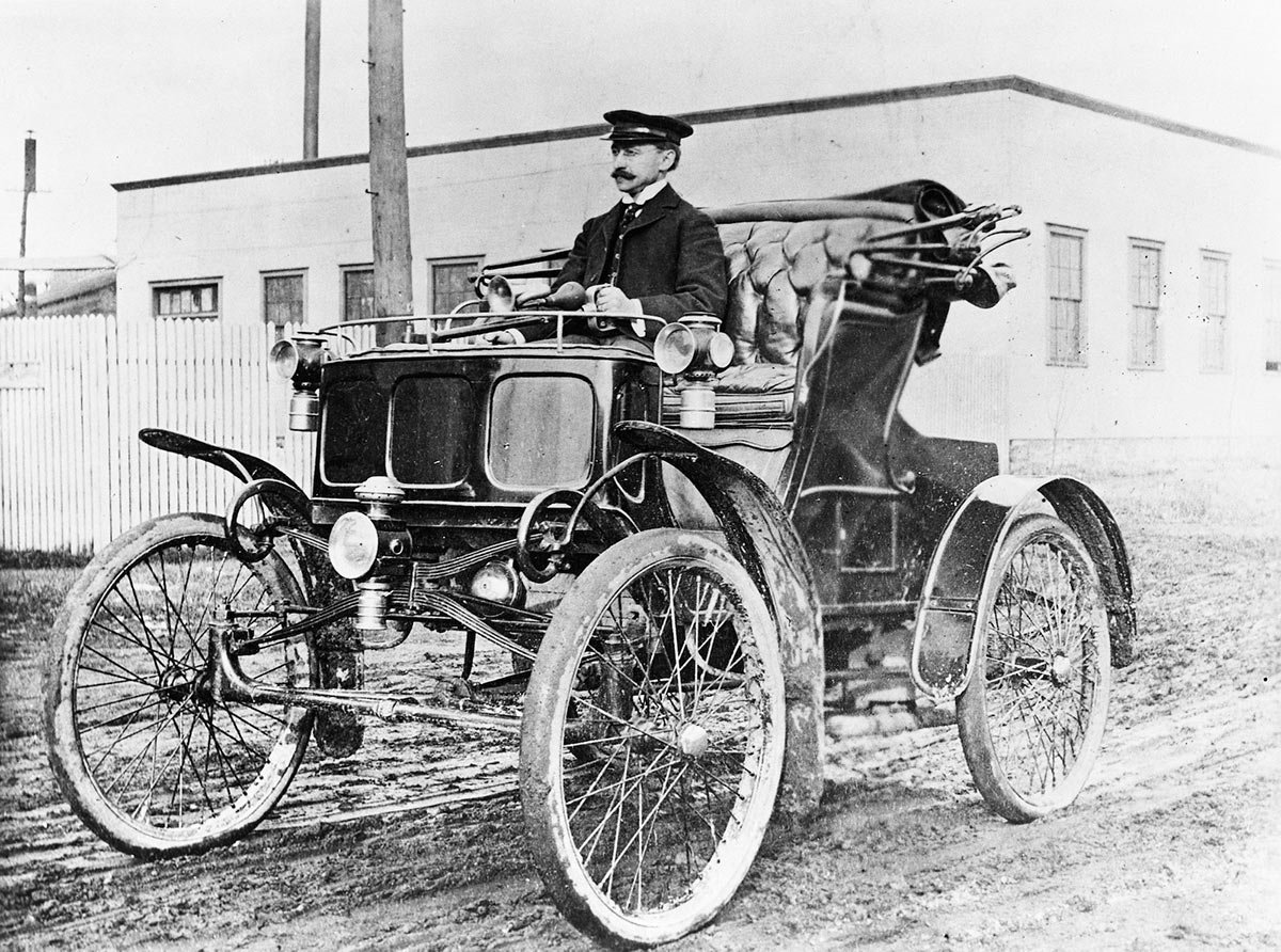 Выпущен первый в мире. Паккард 1899 года. Форд 1899 года. Электромобиль Романова 1899. Даймлер 1897.