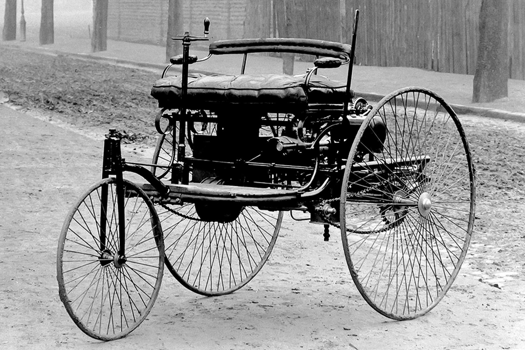 Сколько колес 1 автомобиль. Mercedes Benz 1886. Карлом Бенцем (Karl Benz) в 1886.