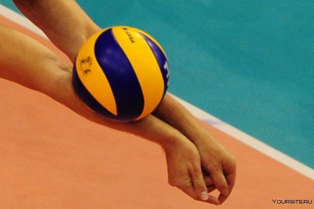 Волейбольный мяч в двух руках