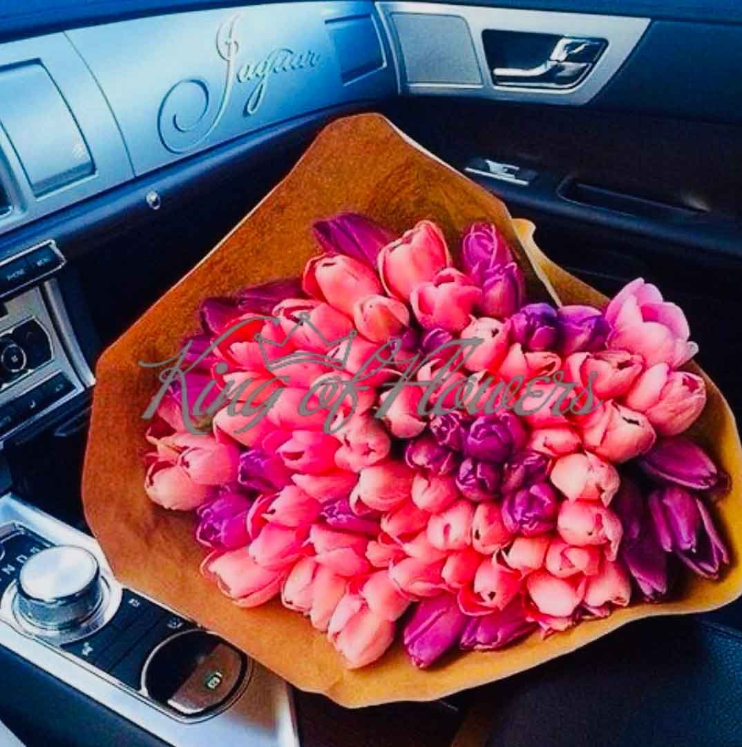 Огромный букет тюльпанов в машине