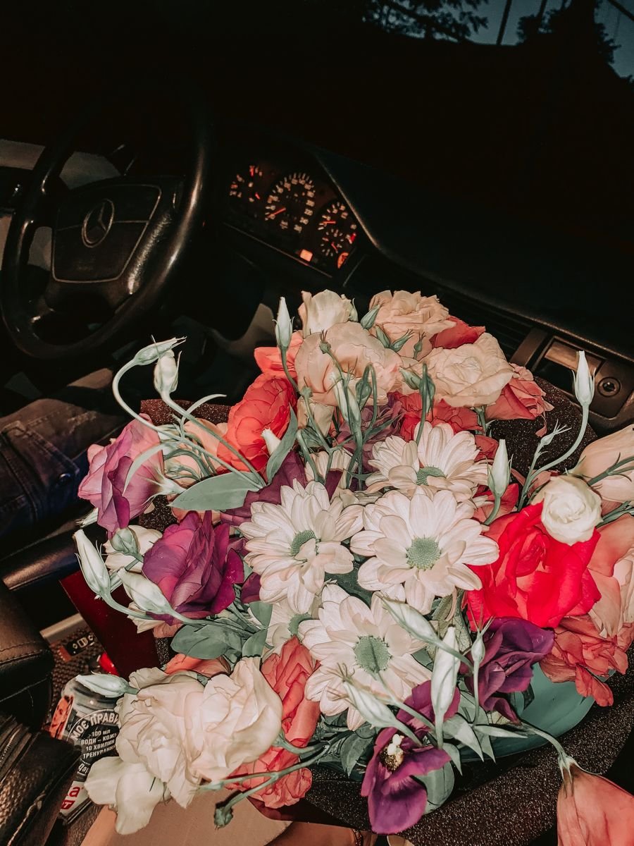Цветы в машине фото в Инстаграм