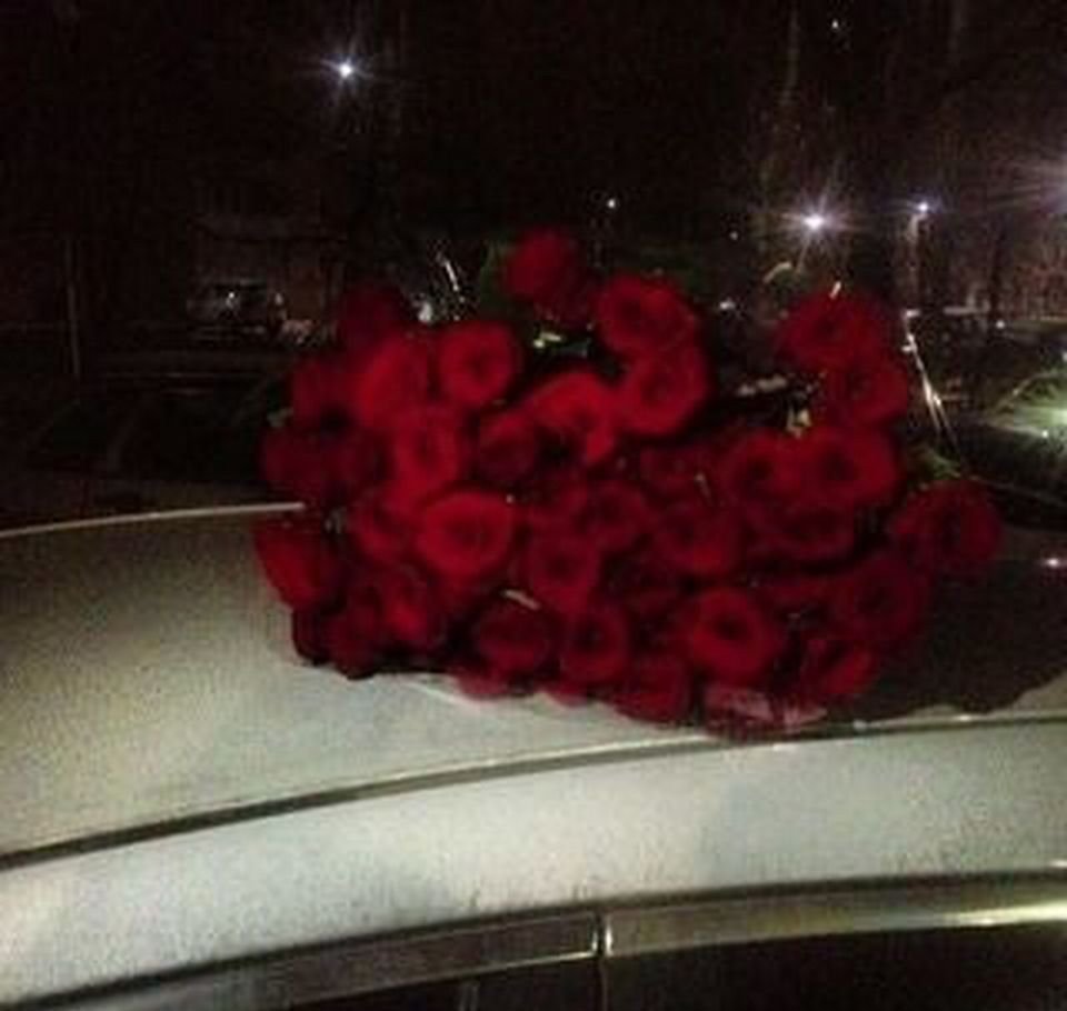 Букет цветов в машине ночью