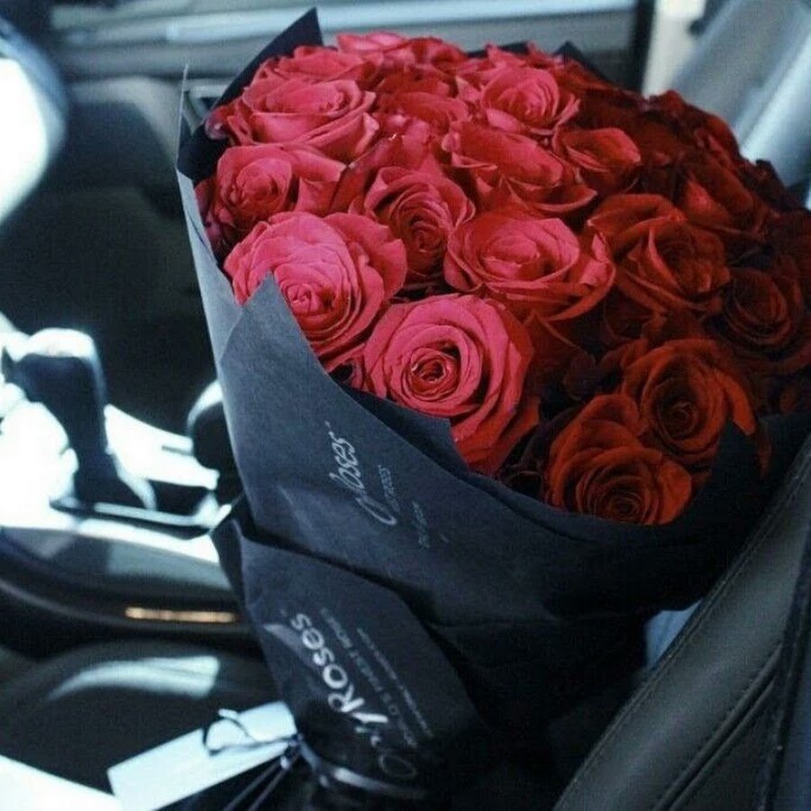 Букет красных роз на сиденье в машине
