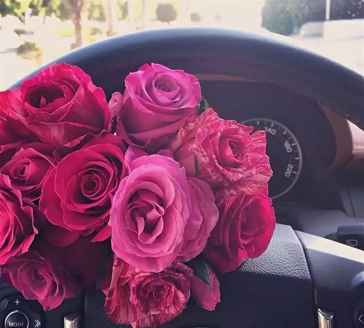 Букет цветов в машине Киа