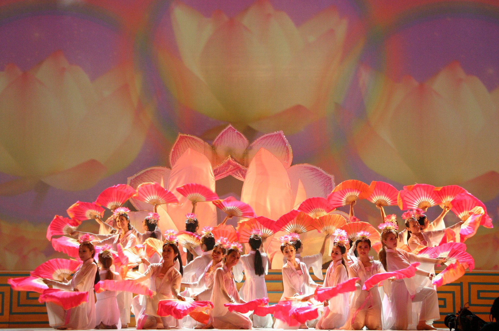 Цветочные танцы где. Танец цветы. Танец лотоса. Китайский танец. Тагетц цветок.