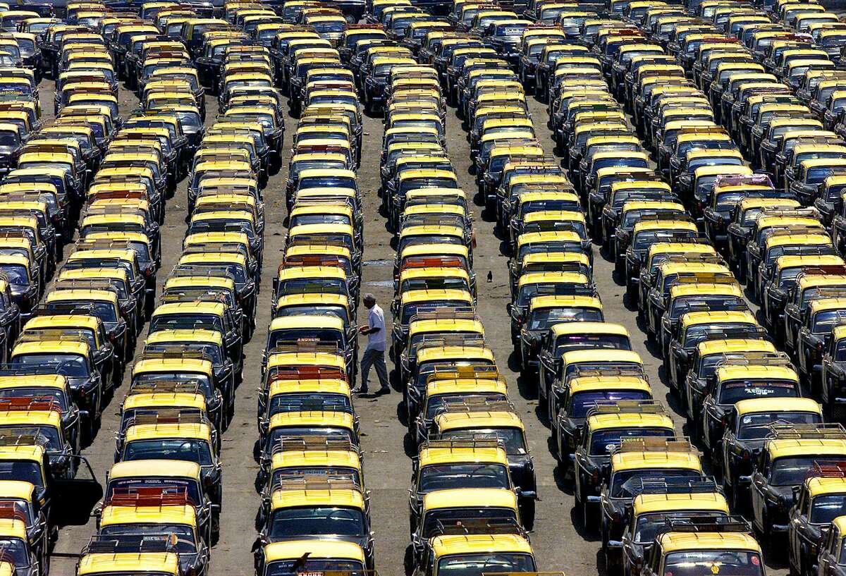 Много желтых автомобилей