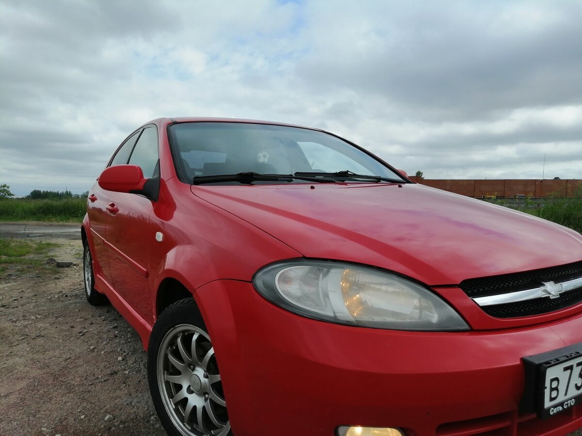 Chevrolet Lacetti хэтчбек красная