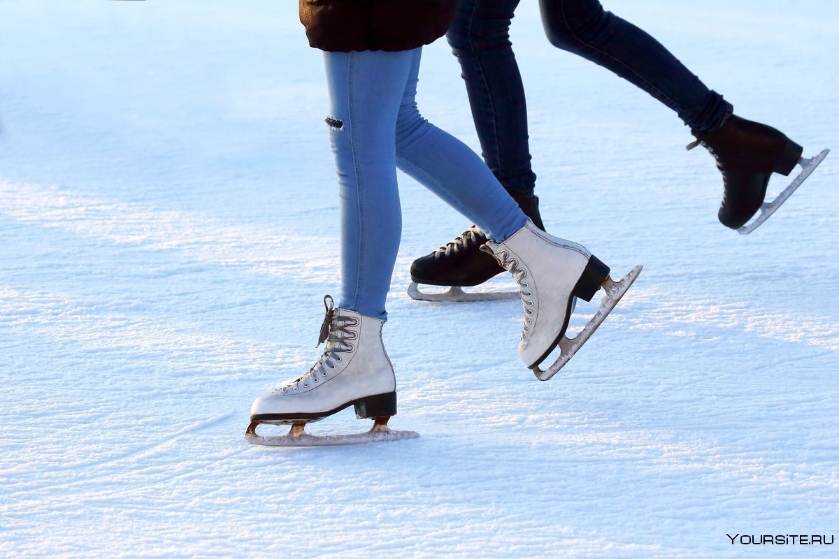 Ноги в фигурных коньках