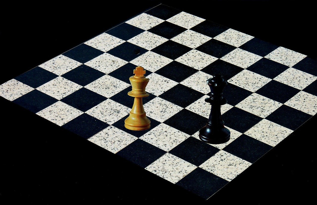 Шахматная доска диагонали. Шахматная доска. Шахматный ПАТ. Шахматы доска. Король на шахматной доске.