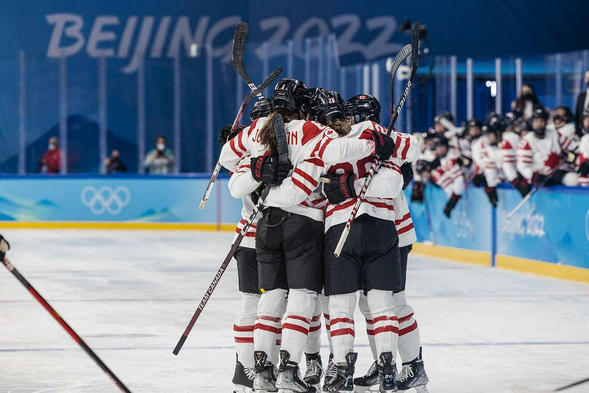 Какой результат хоккея. Женская сборная Канады хоккей. Женская сборная Канады по хоккею с шайбой. Зимние игры хоккей женщины финал Канада - США. Зимние игры хоккей женщины.