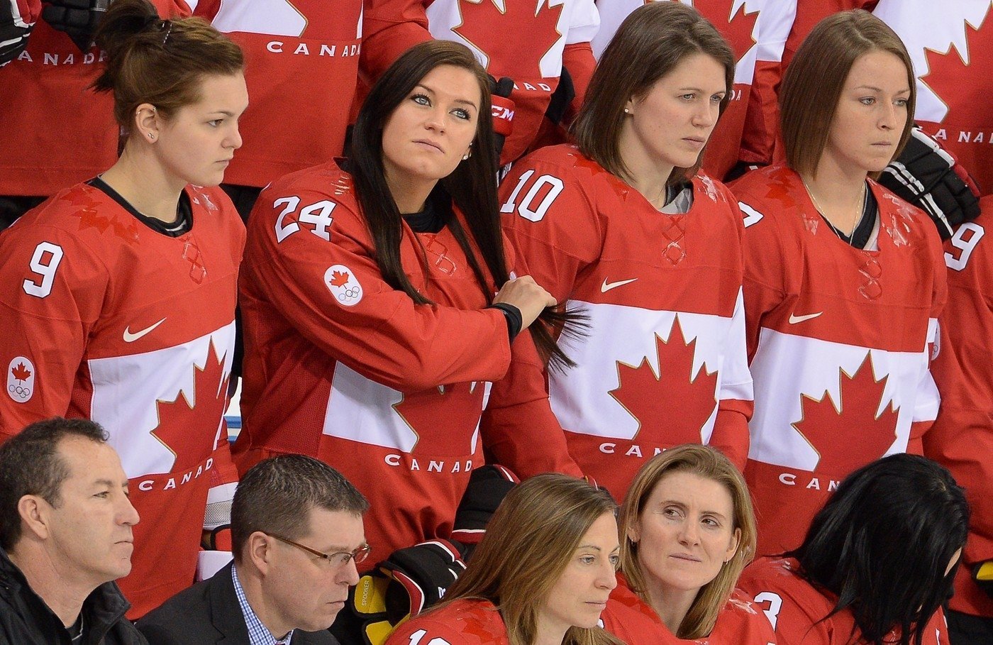 Хоккей среди девушек. Женская сборная Канады по хоккею с шайбой. Девушки хоккеистки сборной Канады. Канадская женская сборная по хоккею. Состав женской сборной Канады по хоккею с шайбой.