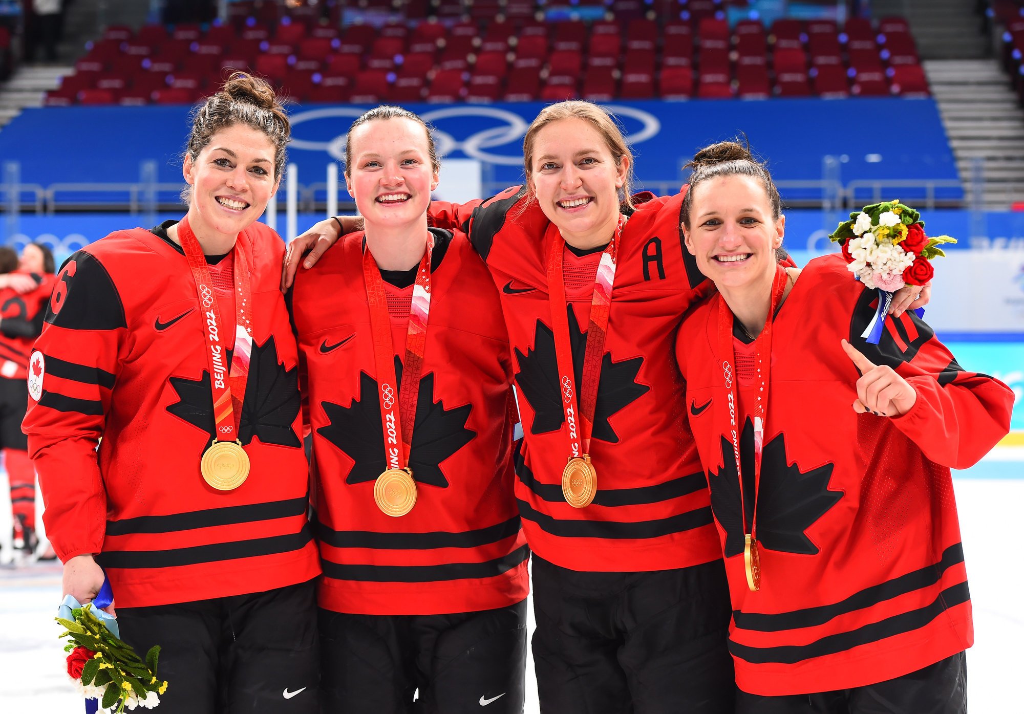 На сколько побед больше одержала сборная канады. Женская сборная Канады по хоккею. Женская сборная Канады по керлингу. Сборная Канады на Олимпиаде 2022. Керлинг Канада команды.