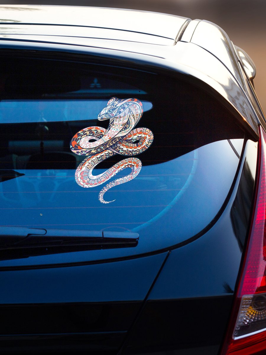Наклейка на машину в виде змеи