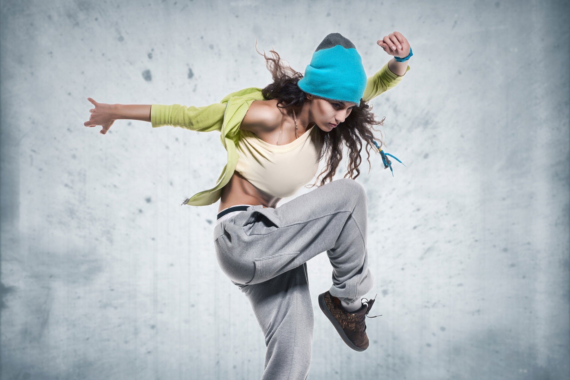 Танцы движения современные под современную музыку. Лапа хапа. Современные танцы. Танцы хип хоп. Девушка танцует.