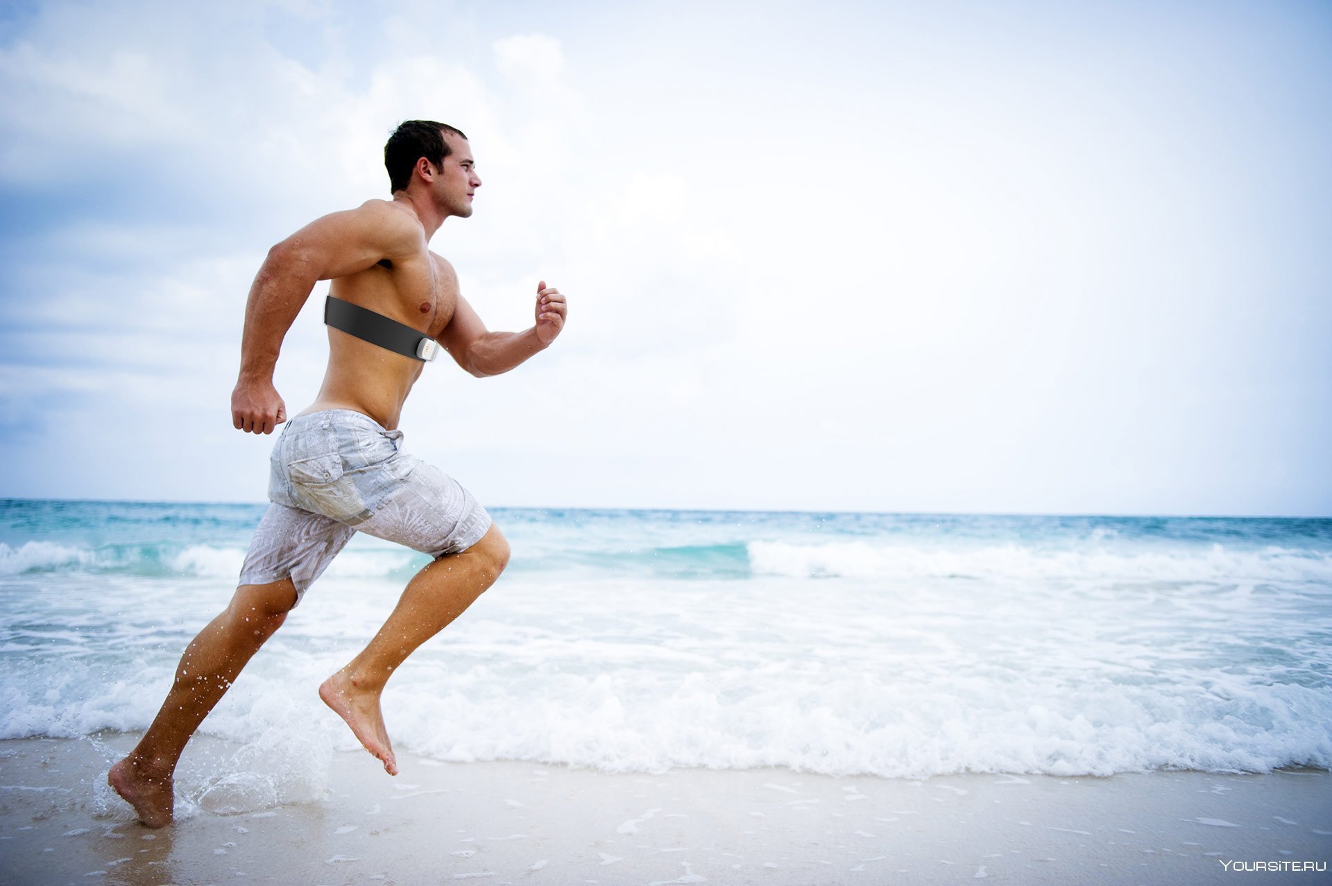 Здоровая жизнь ютуб. Здоровый мужчина. Здоровое тело мужчины. Мужчина бежит по пляжу. Хорошая физическая форма.