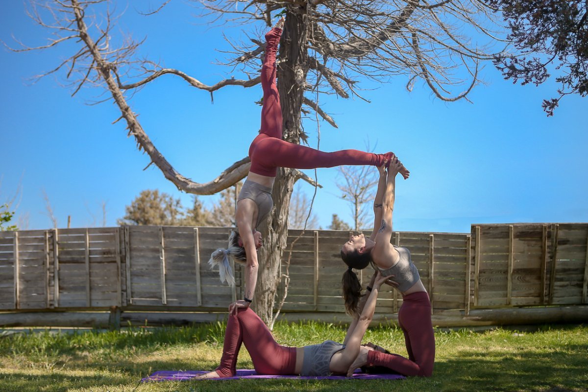 Позы йоги для троих