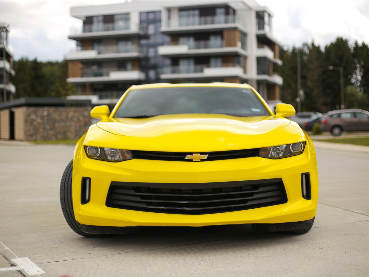 Chevrolet Camaro 2021 желтый