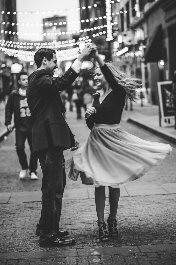 Пара танцует