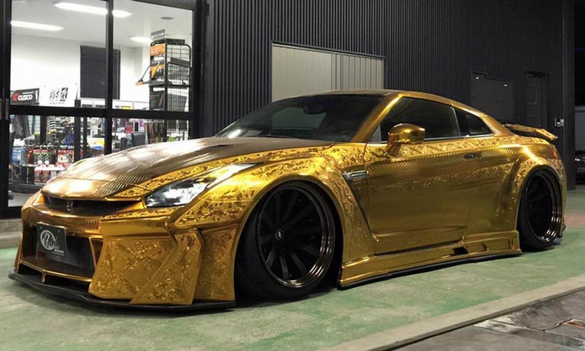 Золотой Nissan GTR Kuhl Racing