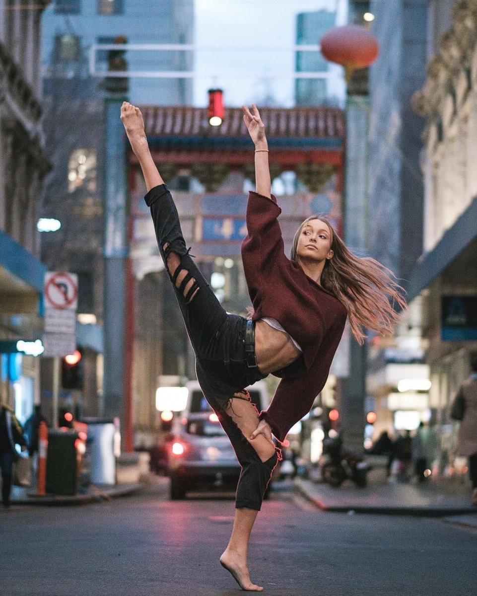 Девушка танцует на улице
