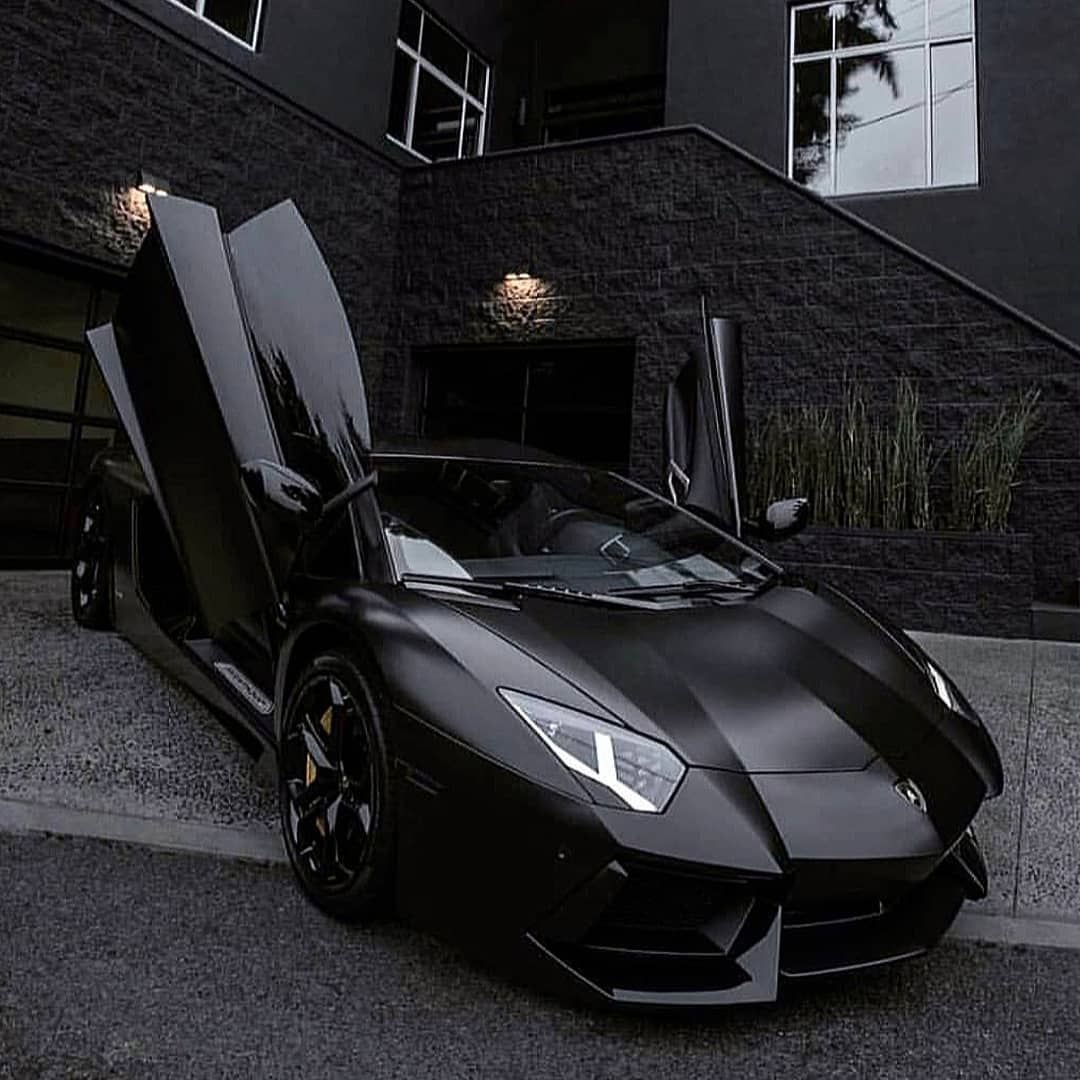 Lamborghini Aventador черный