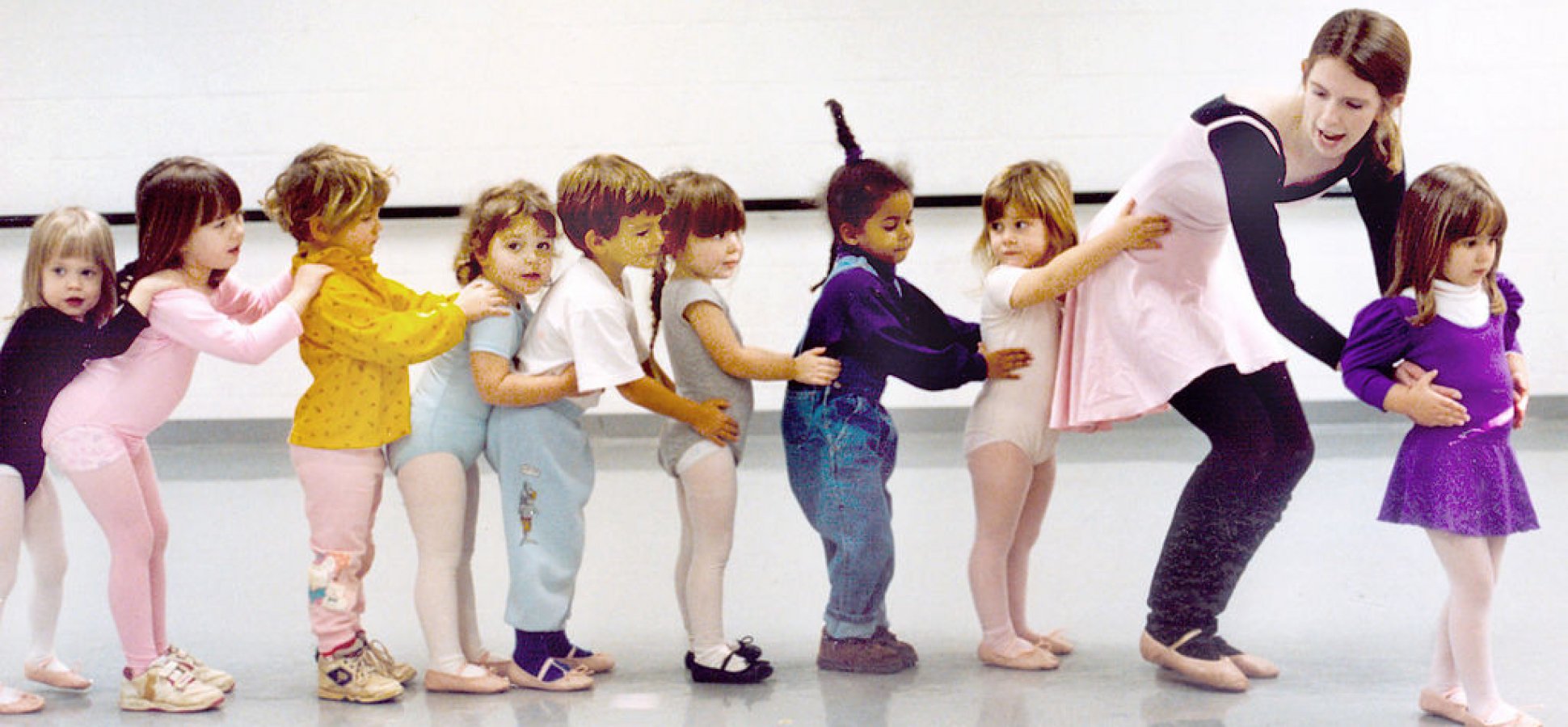 В группе современного танца 46 детей. Танцевальная терапия для детей. Детские танцы. Хореография для детей. Ритмика для детей.