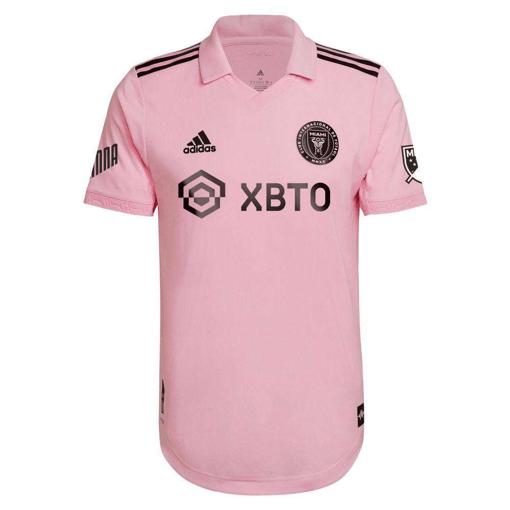 Розовая форма футбол