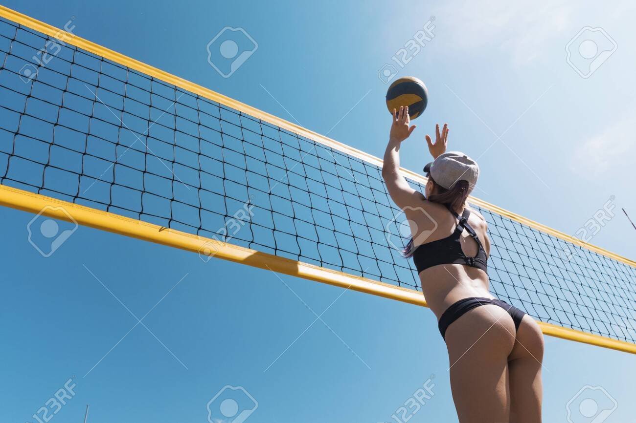 Женская игра в мяч. Волейбол девушки. Волейбол на пляже. Волейбольная сетка на пляже. Пляжный волейбол девушки.