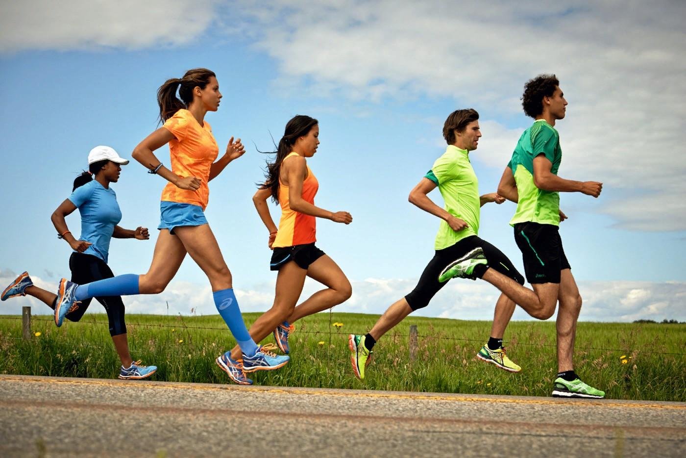 Ходьба и бег врассыпную. Спорт бег. Спортивные люди. Бегущий человек. Занятие физкультурой и спортом.