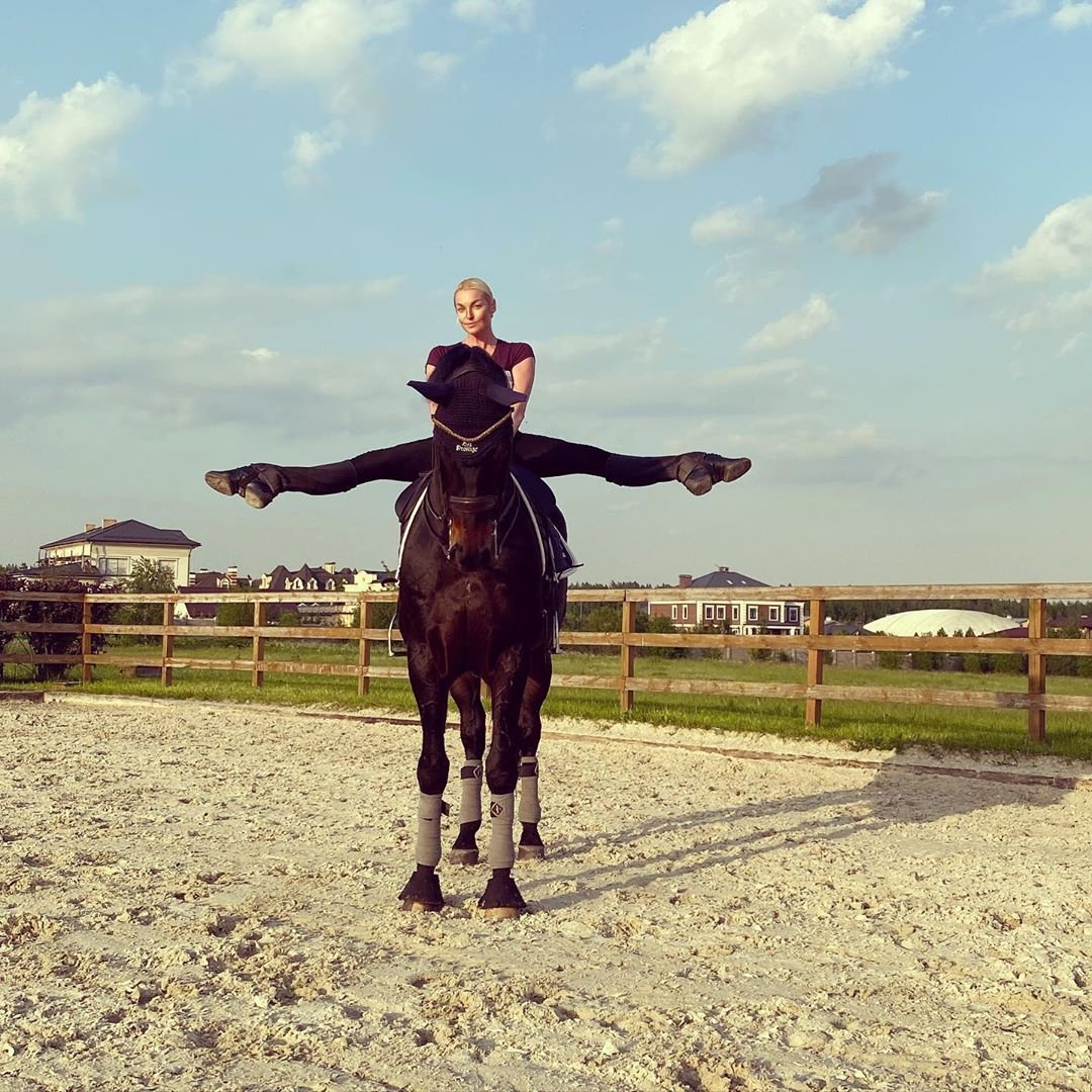 Анастасия Волочкова шпагат на лошади