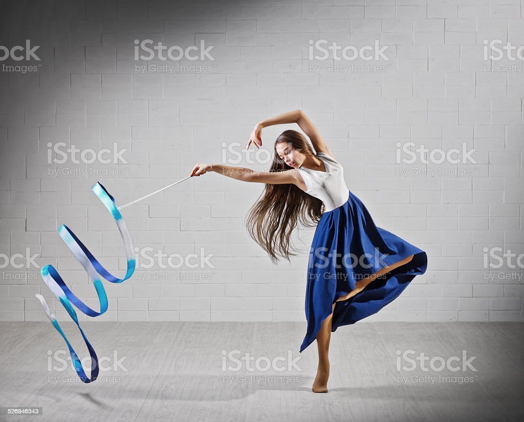 Танцовщица с лентой