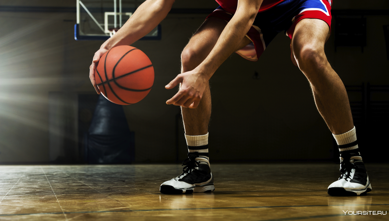 Игра ногой в баскетболе. Дриблинг в баскетболе. Баскетбольный мяч с рогами. Ноги и баскетбольный мяч. Ведение баскетбольного мяча.
