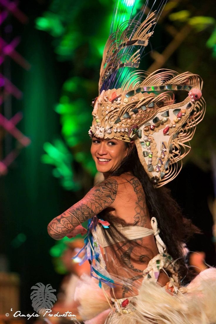 Таитянский танец. Девушки Полинезии. Полинезийские танцовщицы. Девушки Полинезии самые красивые. Полинезийский наряд.