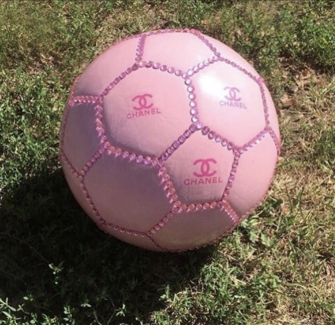Розовый футбольный мяч