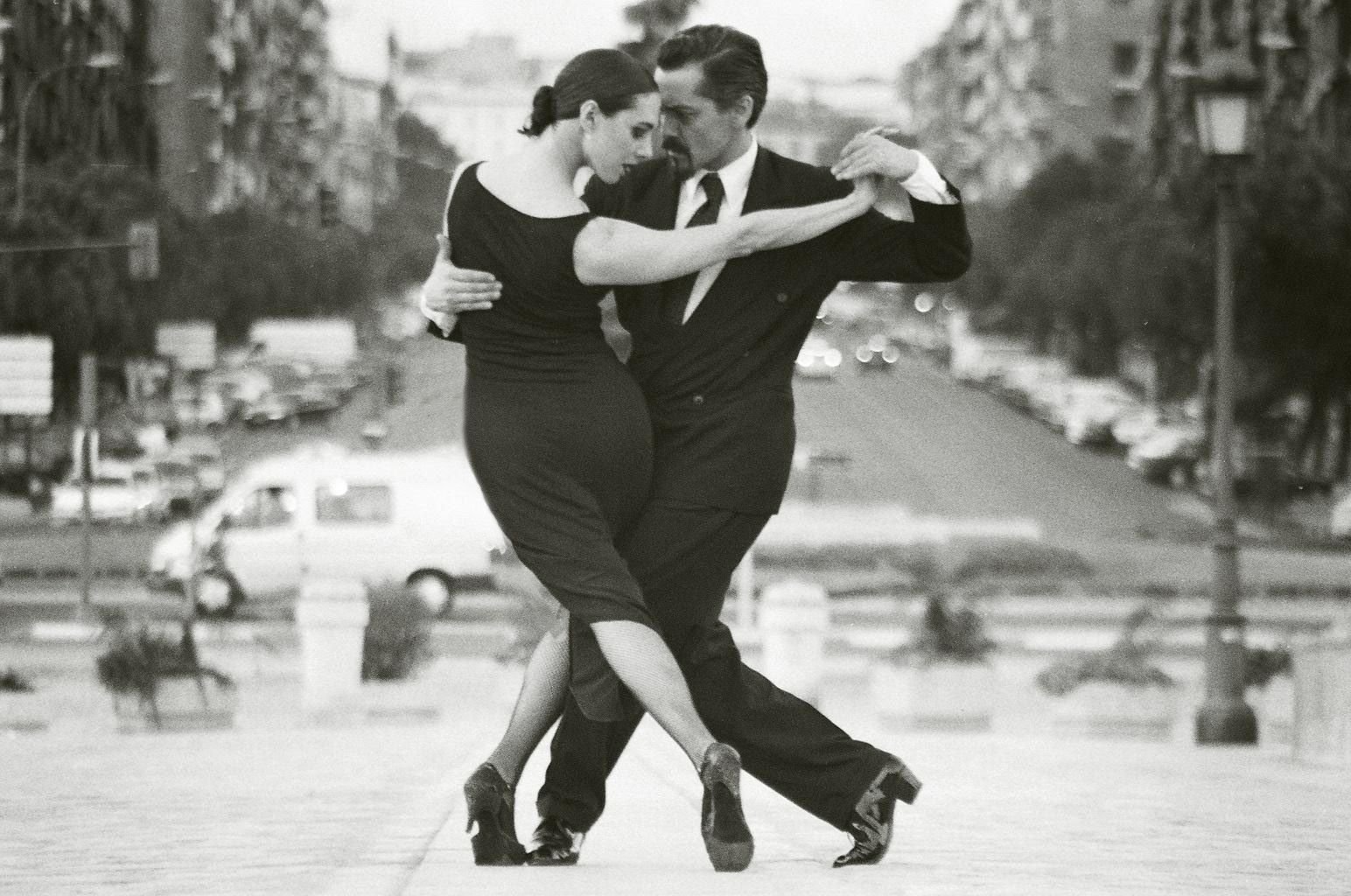 Где мы с тобою вместе танцевали. Камиль де Риналь танго. Аргентинский танцор танго. Пара танцует. Танец мужчины и женщины.