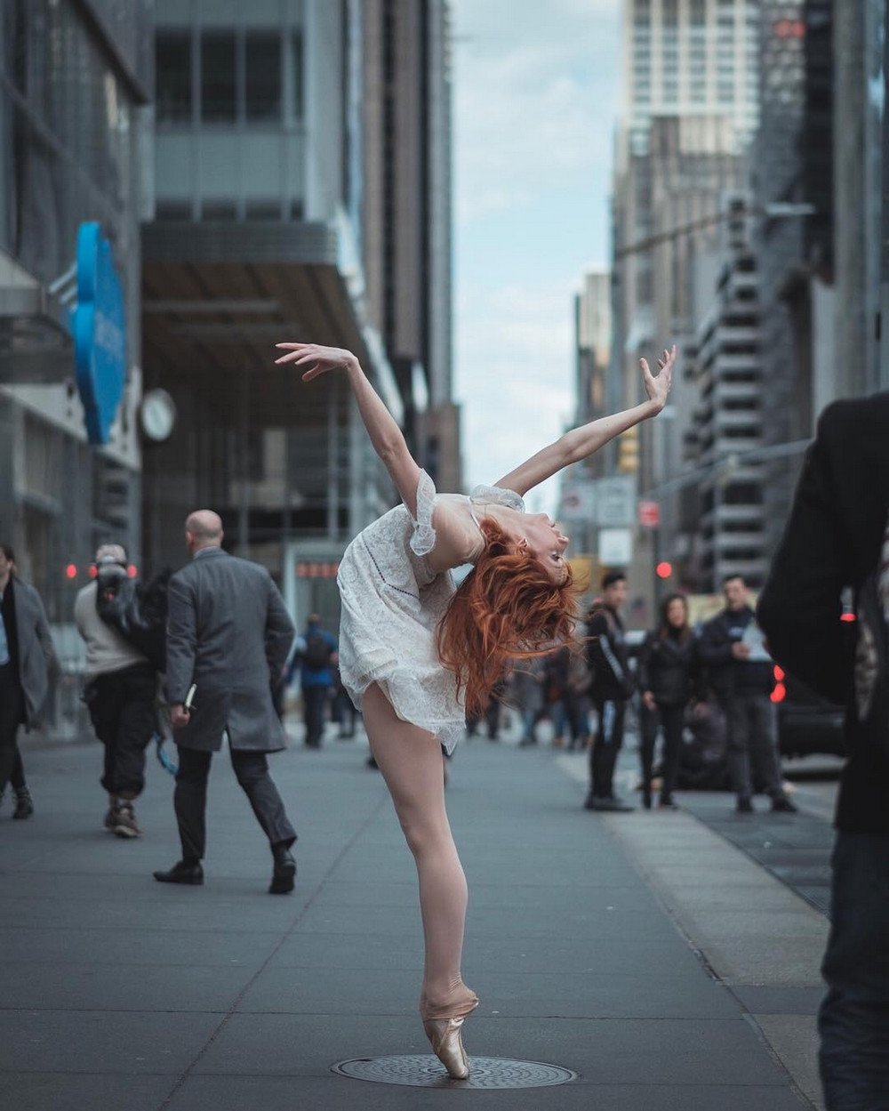 Момент где танцевала. Фотограф Омар Роблес. Девушка танцует. Танцор в городе. Танцы на улице.