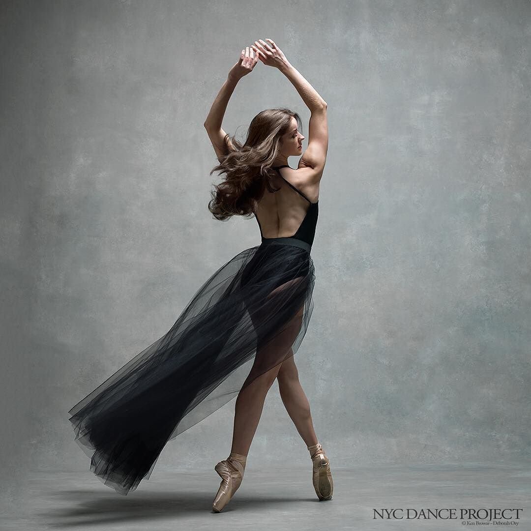 Танцовщица со спины