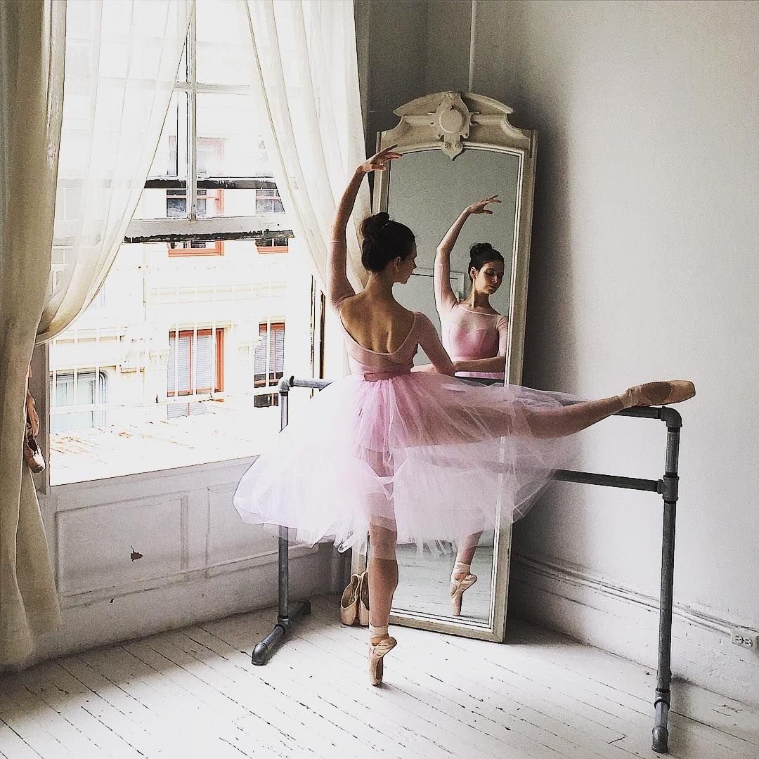 Балерина у зеркала