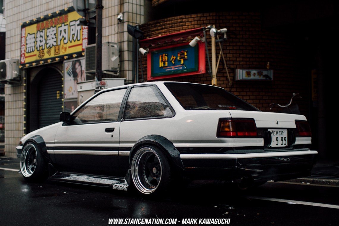 Toyota Corolla ae86 седан