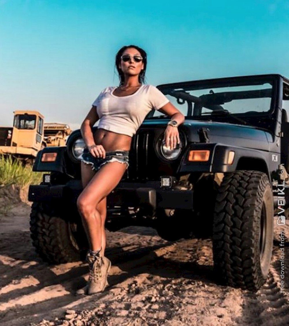 Jeep Wrangler Rubicon с девушкой