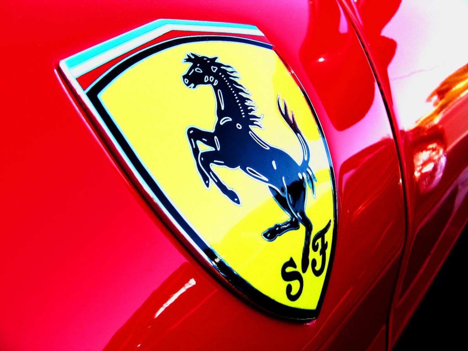 Машина с лошадью на эмблеме. Скудерия Феррари (итал. Scuderia Ferrari) —. Логотип коня на машине. Марка авто с лошадью. Машина с логотипом лошади.