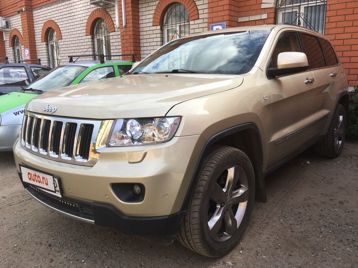 Jeep Grand Cherokee золотистый 2011 года