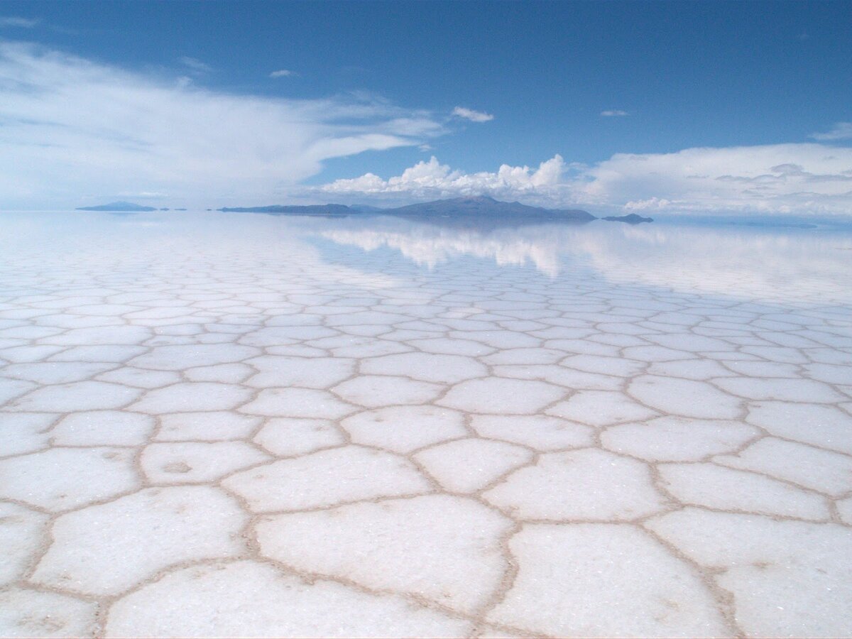 Солончак Салар-де-Уюни. Озеро Салар-де-Уюни, Боливия. Солончак де Уюни Боливия. Уюни солончак озеро в Боливии. В самых крупных соленых озерах