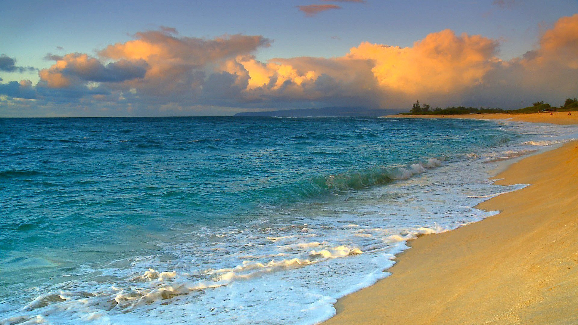 Море летом 2021. Сансет Бич Гавайи. Пляж Сансет Бич Гавайи. Красивые морские пейзажи. Берег моря.