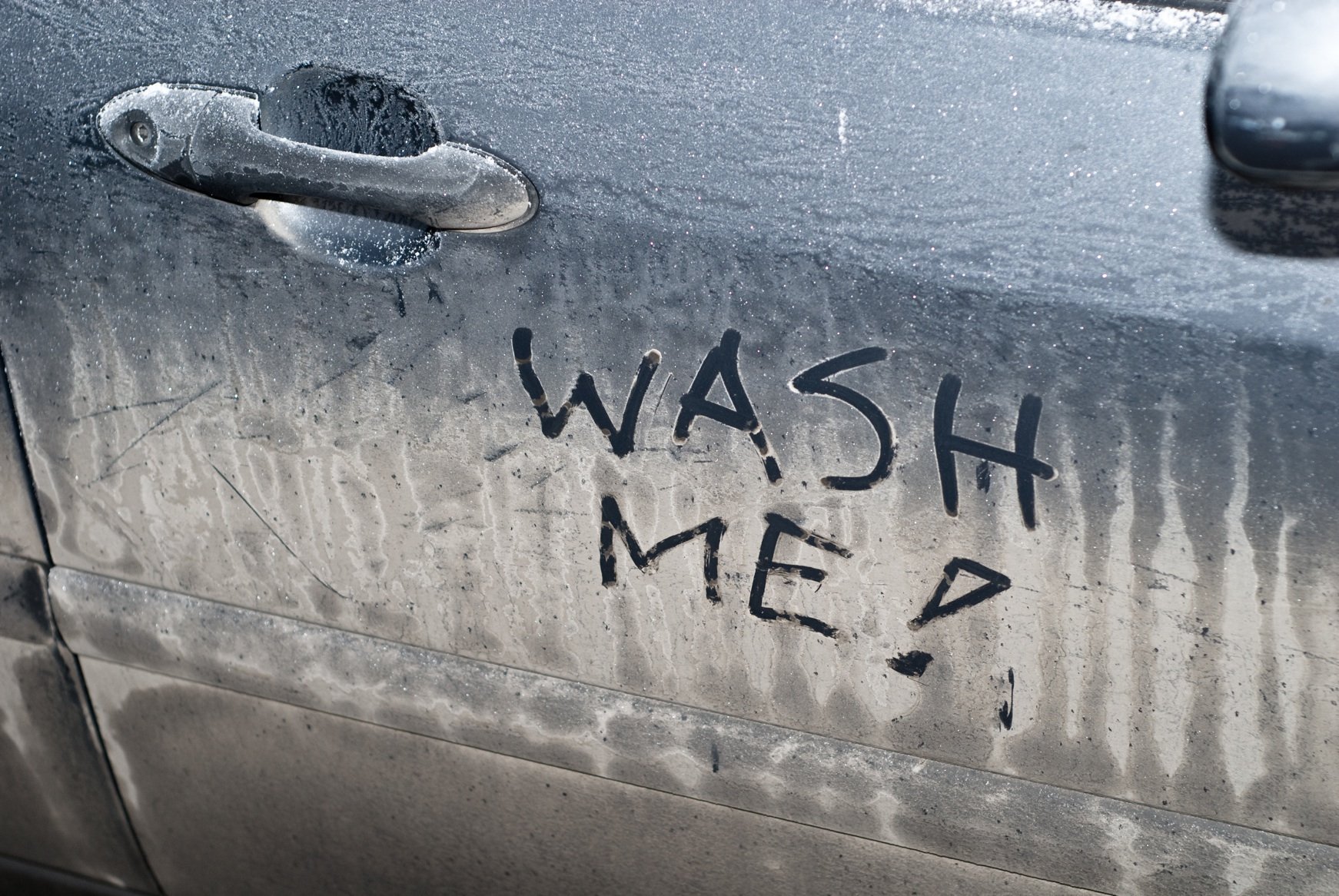 Почему машина грязная. Грязная машина. Надпись на машине помой меня. Надписи на грязных машинах. Грязная машина зимой.