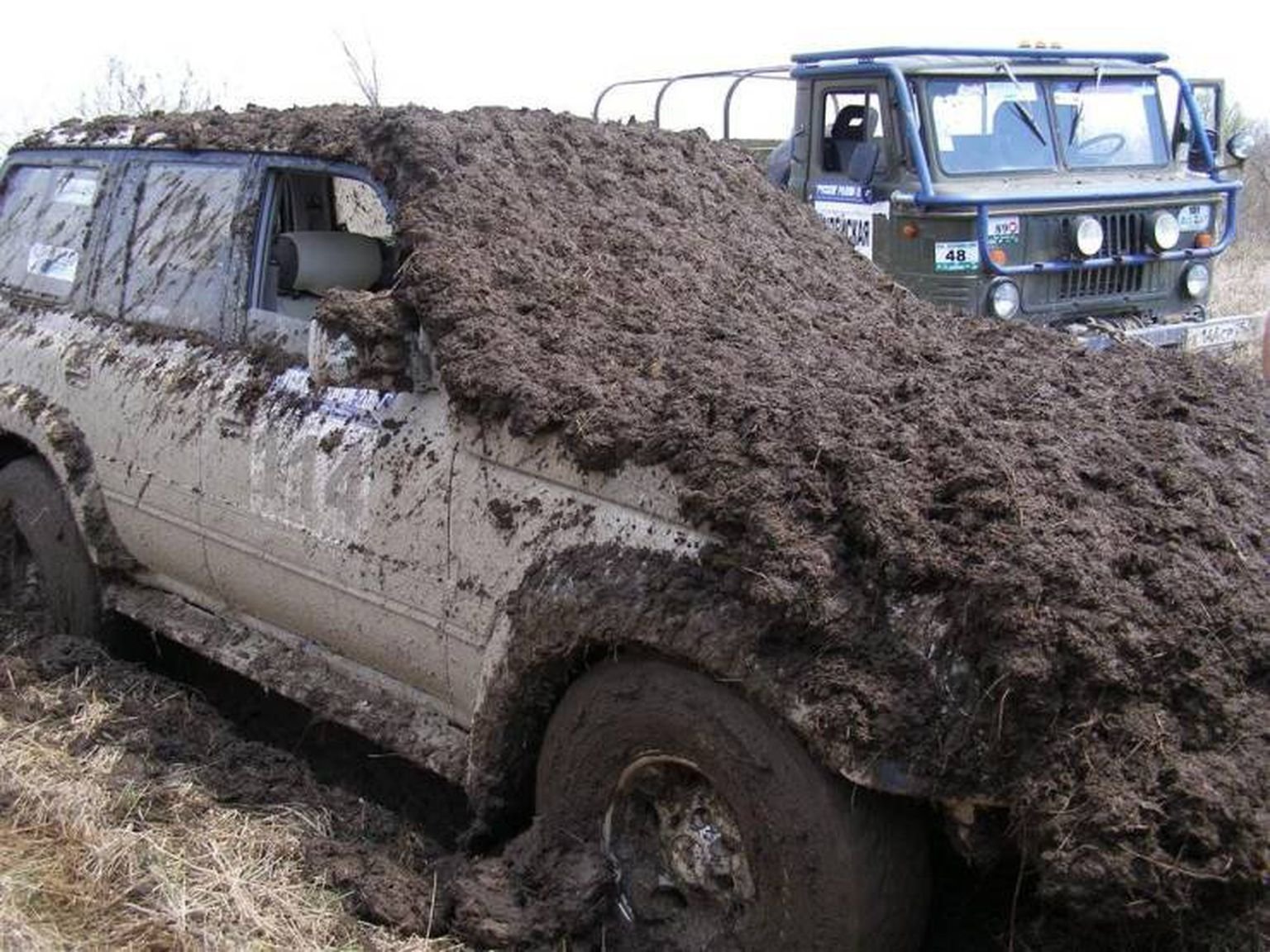 После покатушек. Машина в грязи. Грязная машина. Джипы в грязи. Очень грязный внедорожник.