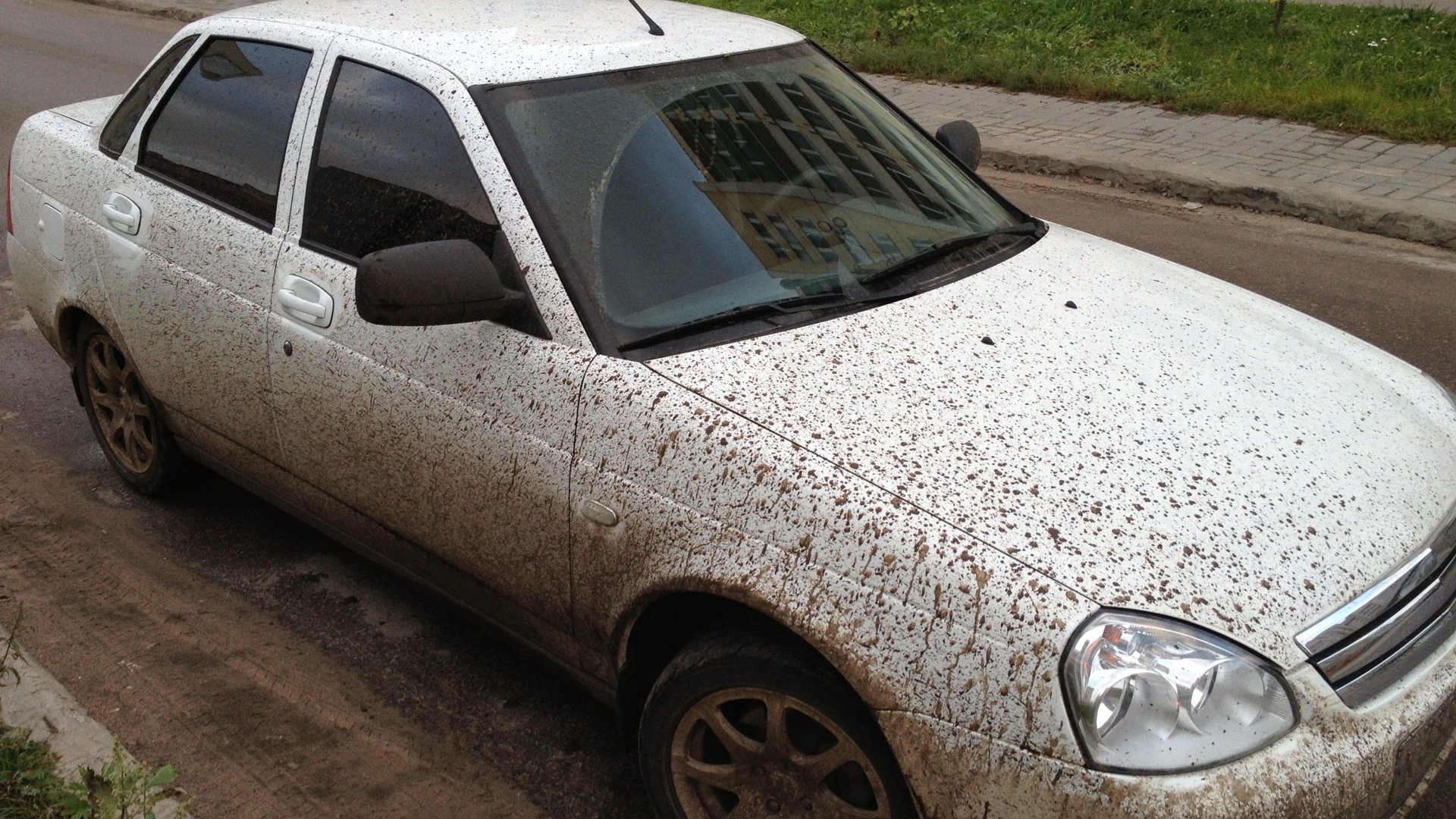 Почему машина грязная. Белая Приора в грязи. Грязный автомобиль. Очень грязная машина. Грязная черная машина.